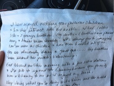 Fue a comer a un restaurante con sus tres hijos y cuando pidió la cuenta le entregaron esta nota