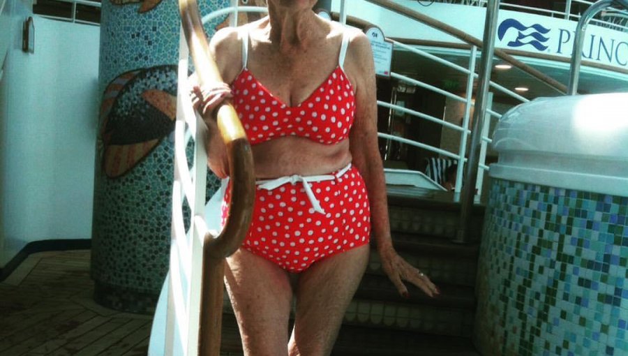 Posó en bikini a sus 90 años y la empresa que lo fabricó le respondió así