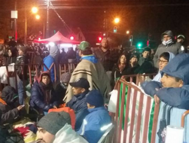 Hinchas de Deportes Temuco acampan fuera del Estadio Germán Becker