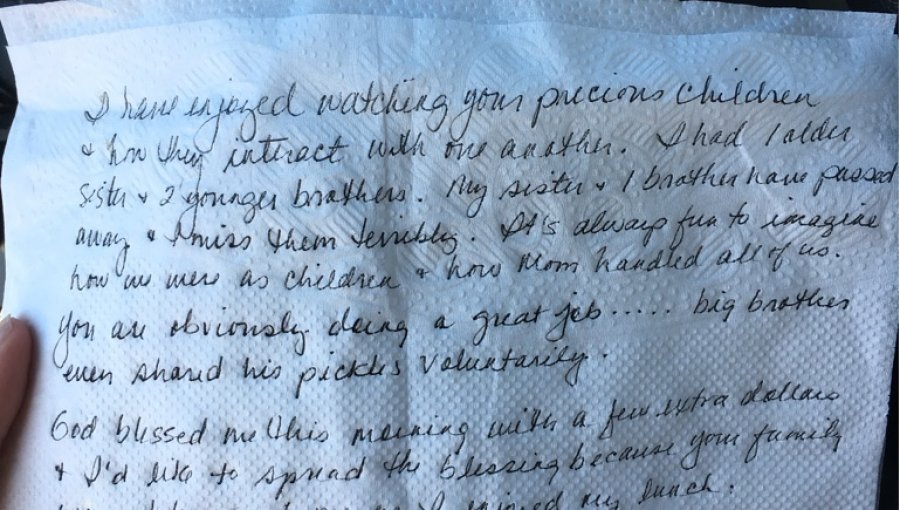 Fue a comer a un restaurante con sus tres hijos y cuando pidió la cuenta le entregaron esta nota