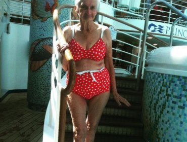 Posó en bikini a sus 90 años y la empresa que lo fabricó le respondió así