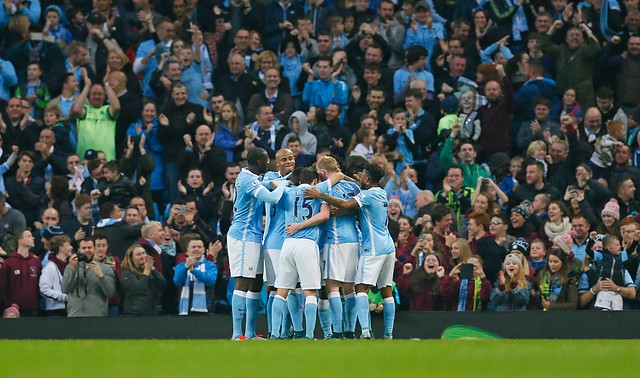 UEFA inicia expediente contra el City por lanzamiento de bengalas de sus hinchas