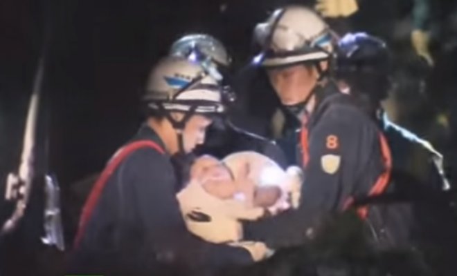 Terremotos en Japón: El dramático rescate de un bebé de los escombros