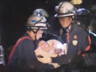 Terremotos en Japón: El dramático rescate de un bebé de los escombros
