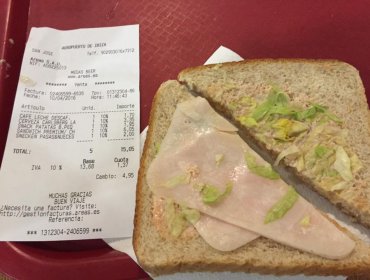 Compró un costoso sándwich en el aeropuerto y lo que dieron fue una verdadera burla