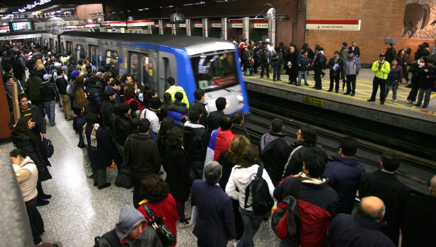 Metro implementa plan de contingencia por lluvias en Santiago