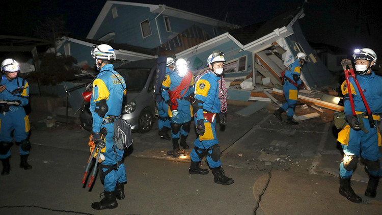 Una capa de espuma de origen desconocido cubre una ciudad japonesa tras los terremotos (Fotos)