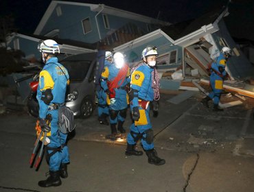 Una capa de espuma de origen desconocido cubre una ciudad japonesa tras los terremotos (Fotos)