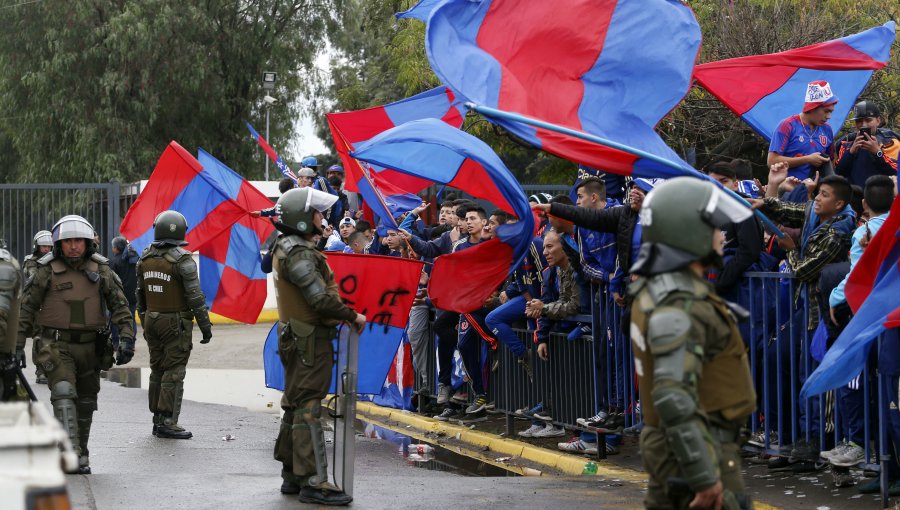 Hinchas de Universidad de Chile entregaron su apoyo al equipo