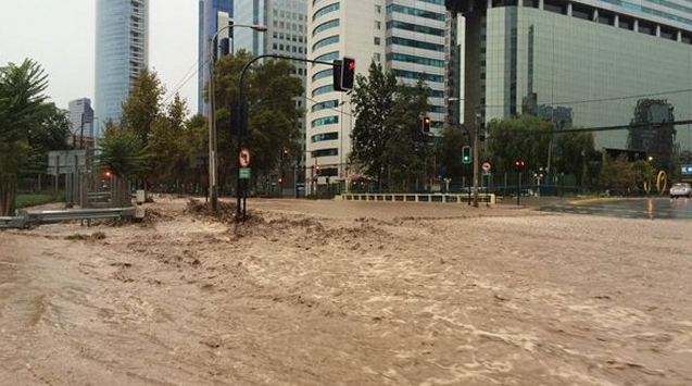 Costanera Center es evacuado tras colapso por inundaciones