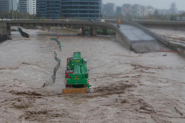 Inundación en Santiago: Sistema frontal provoca graves inundaciones en Providencia