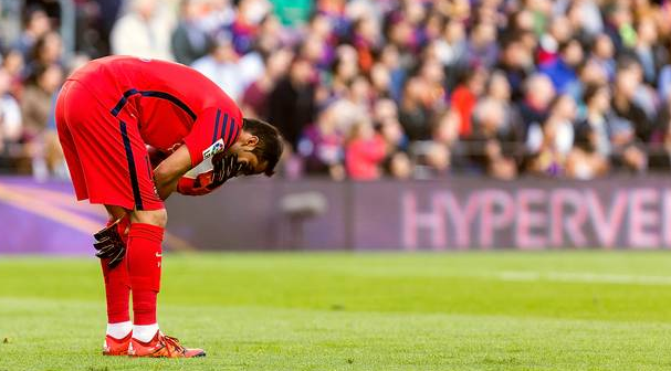 Barcelona vuelve a caer con floja actuación de Claudio Bravo