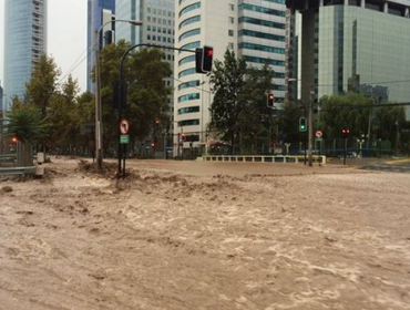 Costanera Center es evacuado tras colapso por inundaciones