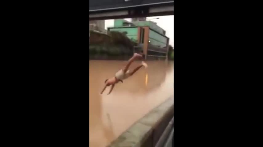 Joven se lanza piquero en la inundada Costanera Norte