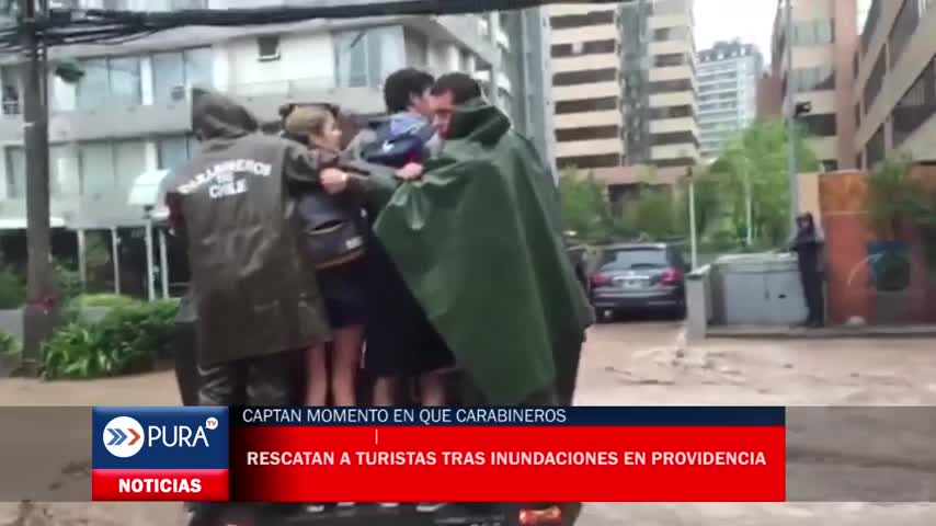 Captan momento en que Carabineros rescata a turistas tras inundaciones en Providencia