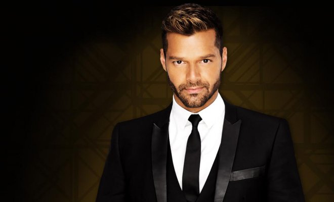 Ricky Martin besa apasionadamente a artista carioca por la suma de 100 mil dólares