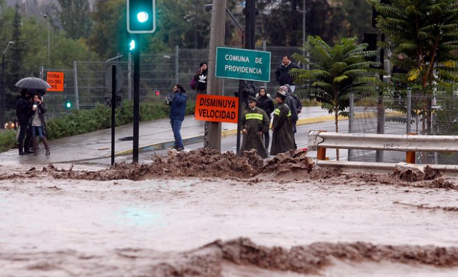 Gobierno ayudará a locatarios de Providencia afectados por desborde del Mapocho