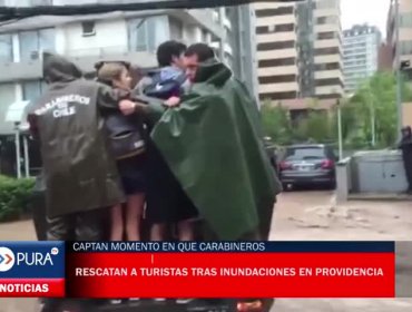 Captan momento en que Carabineros rescata a turistas tras inundaciones en Providencia