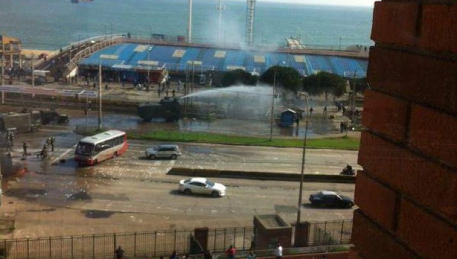Pescadores artesanales protagonizan incidentes con carabineros en avda España en Valparaíso