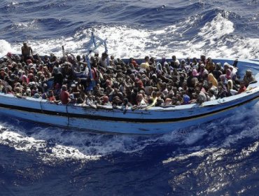 Italia: Barco repleto de inmigrantes se hunde en el mar