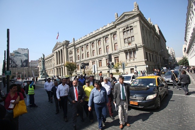 Comisión de Transporte del Senado recibe hoy a taxistas y gerentes de Uber
