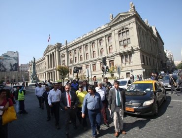 Comisión de Transporte del Senado recibe hoy a taxistas y gerentes de Uber