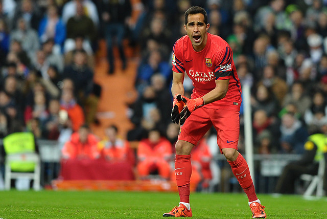 Claudio Bravo visita al Deportivo con el fin de cortar la mala racha del Barcelona