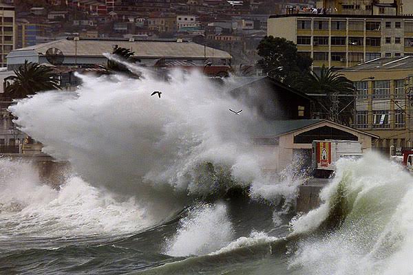 Armada de Chile alerta sobre fuertes marejadas en las costas del país