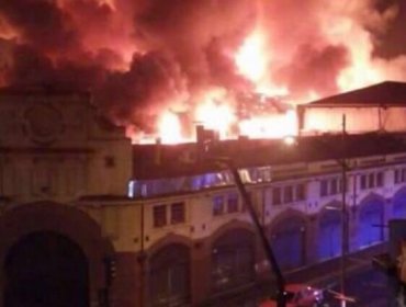 Incendio arrasa con el Mercado Municipal de Temuco