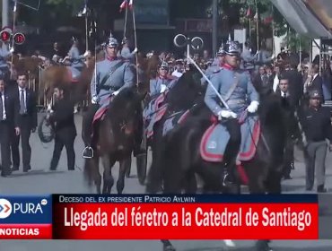 Féretro del ex mandatario entra a la Catedral de Santiago