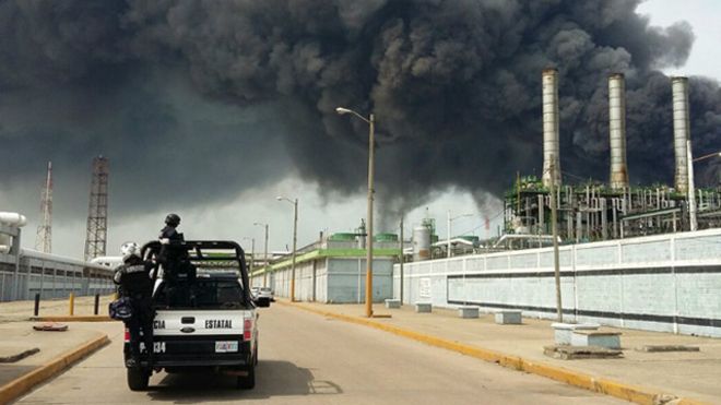 Ascienden a 24 los muertos por el incendio en una planta de Pemex