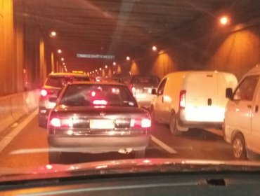 Accidente al interior Túnel del Acceso Sur en Santiago genera alta congestión