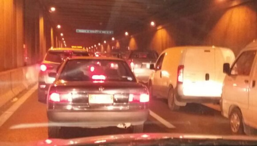 Accidente al interior Túnel del Acceso Sur en Santiago genera alta congestión