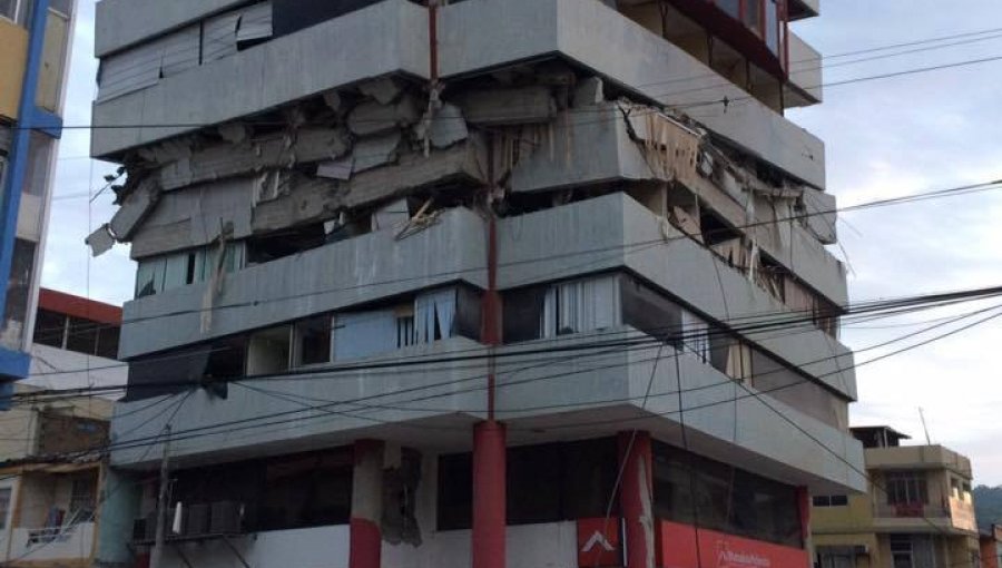 Viral: El terremoto destruye un santuario en Ecuador, pero la Virgen permanece intacta (Foto)