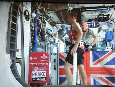 Tim Peake bate el récord de la maratón en el espacio