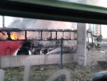 Bus interprovincial resultó totalmente quemado luego de incendiarse en Autopista Vespucio Norte