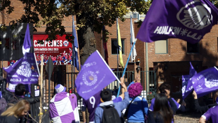 Hinchas de Deportes Concepción se manifiestan en sede de la ANFP