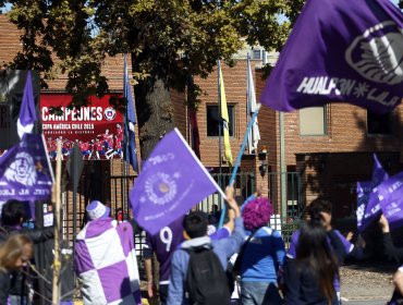 Hinchas de Deportes Concepción se manifiestan en sede de la ANFP