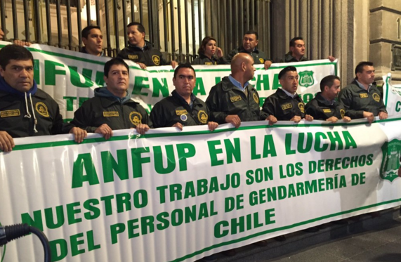 Funcionarios de Gendarmería se manifiestan en el frontis del Ministerio de Justicia