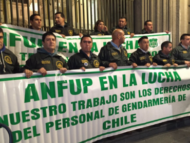 Funcionarios de Gendarmería se manifiestan en el frontis del Ministerio de Justicia