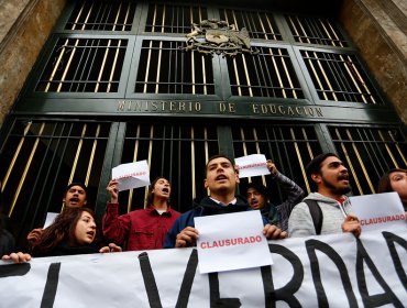 Estudiantes se manifestaron frente al Ministerio de Educación