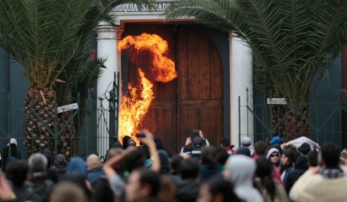 Con bomba molotov encapuchados atacaron parroquia de Estación Central