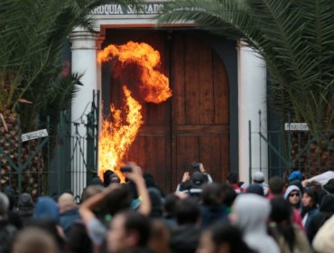 Con bomba molotov encapuchados atacaron parroquia de Estación Central