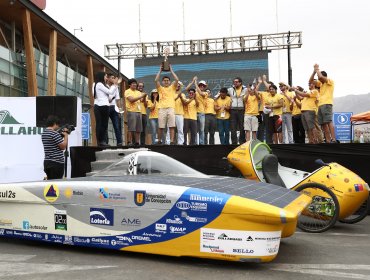 En trabajo de equipo perfecto, Universidad de Concepción gana carrera Solar Atacama 2016