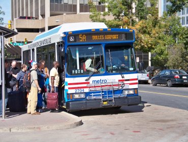 Un peatón muere atropellado por un hombre que robó un autobús en Washington