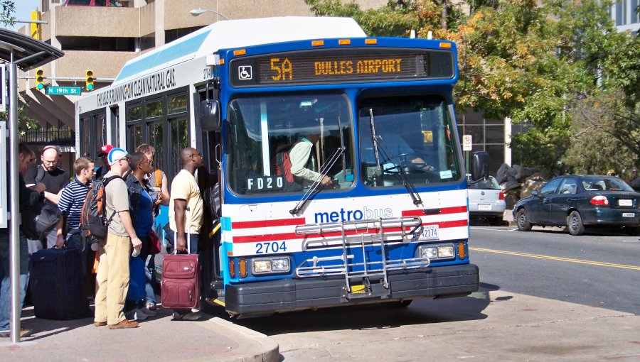 Un peatón muere atropellado por un hombre que robó un autobús en Washington