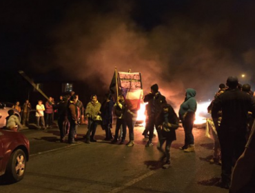 Marea Roja: Pescadores mantienen bloqueado acceso a Chiloé