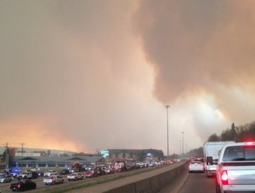 Alerta en Canadá: Dantesco incendio obliga a evacuar una ciudad entera