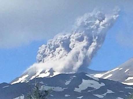 Volcán Nevados de Chillán presentó este lunes un pulso eruptivo