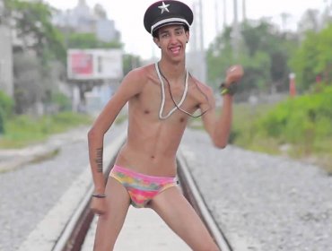 "Peter La Anguila" se esfuerza y saca músculos en el gimnasio